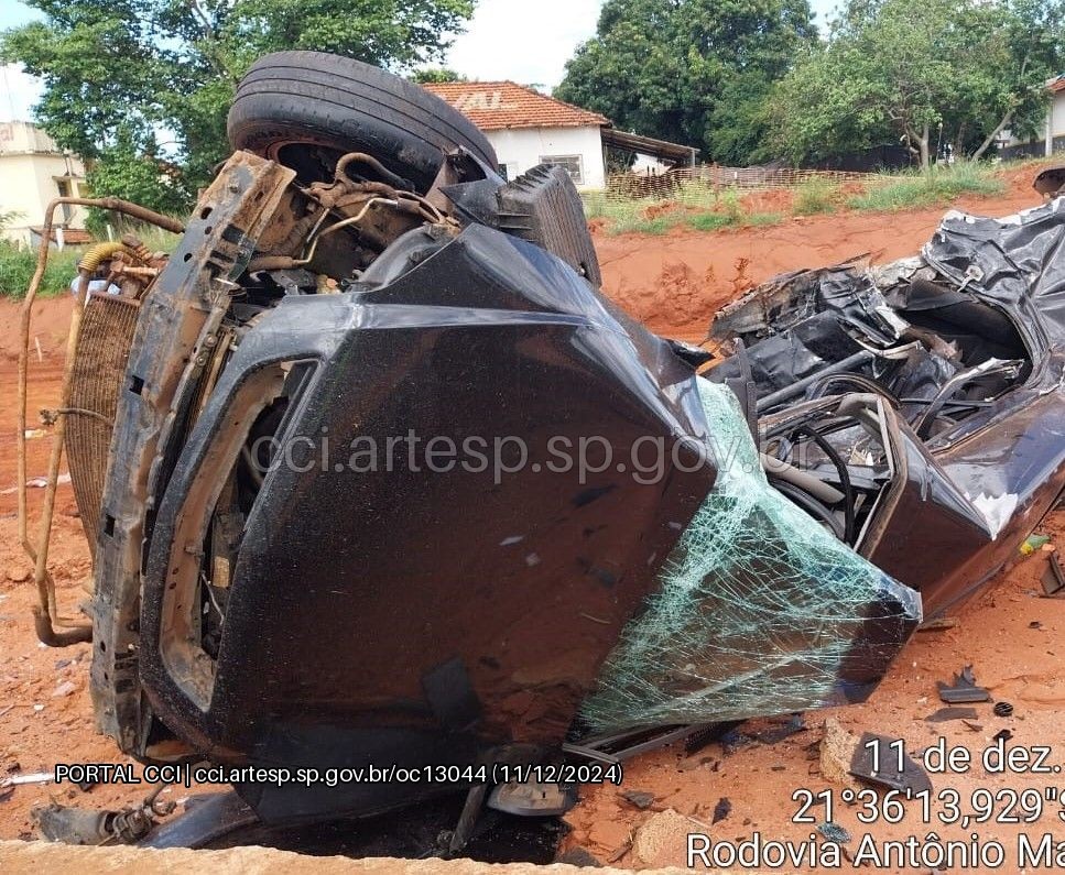 Acidente entre dois carros mata uma pessoa e deixa outra ferida na SP-255 em Rincão