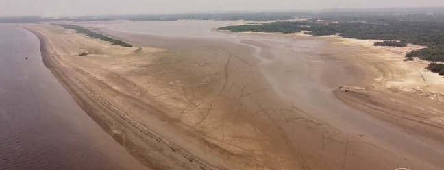 Onde antes era o Rio Negro, há uma grande faixa de terra devido a seca. — Foto: Michel Castro/Rede Amazônica