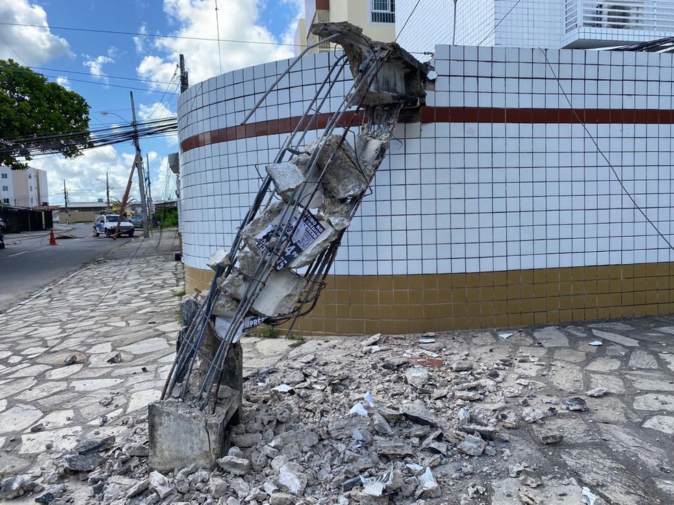 Pelo menos quatro postes foram derrubados após caminhão passar com a caçamba levantada no bairro do Gramame, em João Pessoa — Foto: Antonio Vieira/TV Cabo Branco