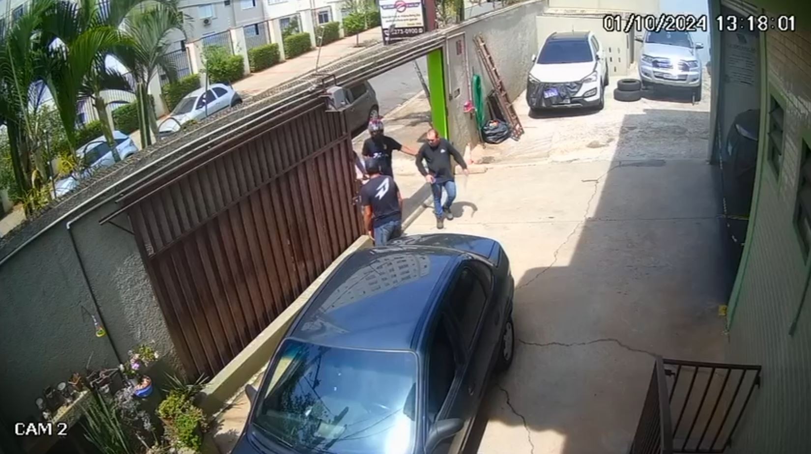 VÍDEO: assaltantes invadem oficina mecânica e fazem funcionários e clientes reféns em Campinas