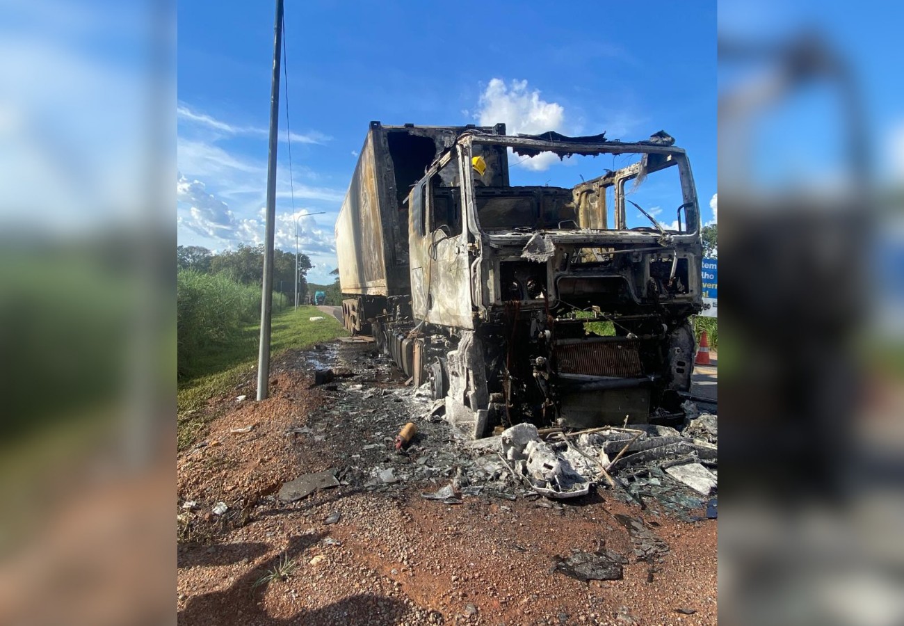 Caminhão com 28 toneladas de carne pega fogo na BR-153 no Tocantins