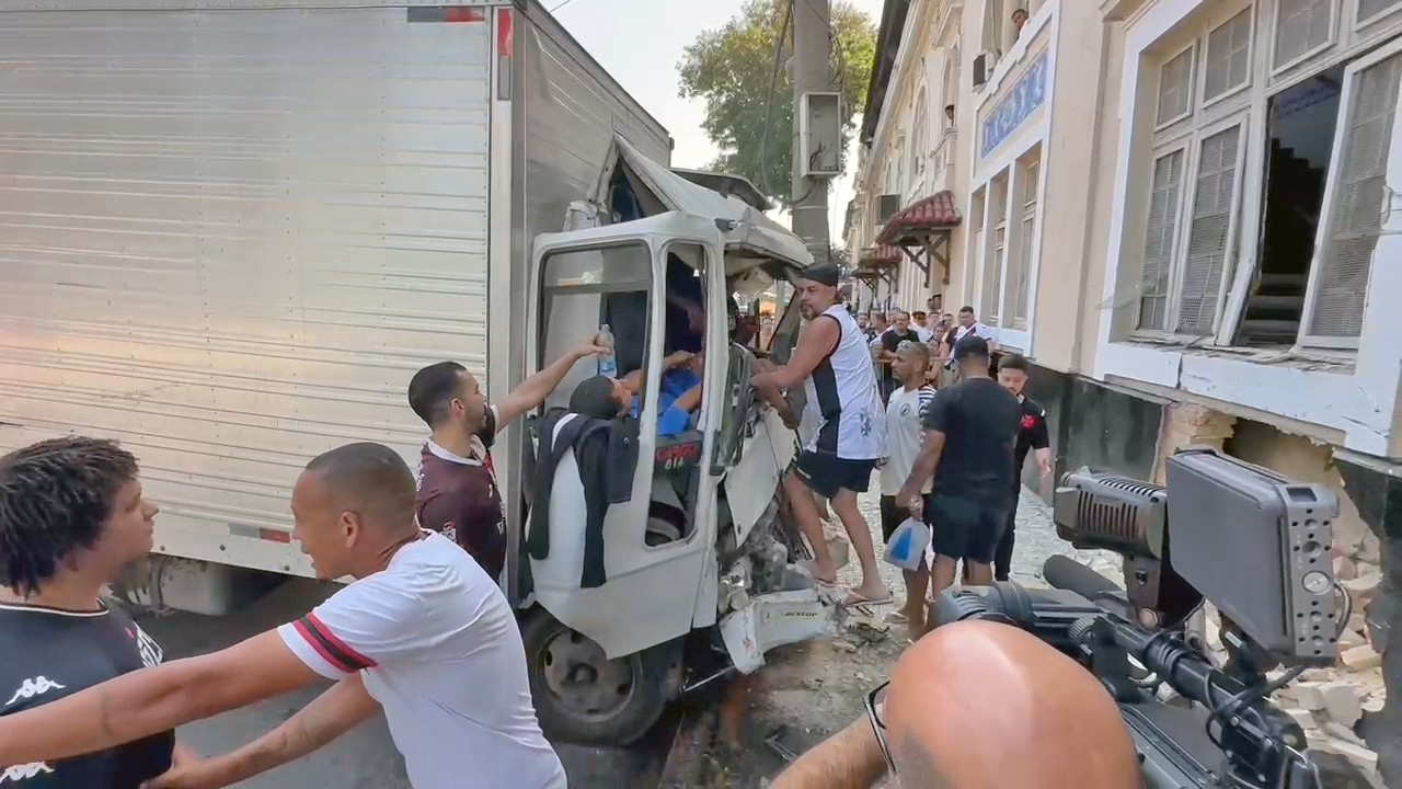 Caminhão desgovernado atropela torcedores do Vasco em frente a São Januário
