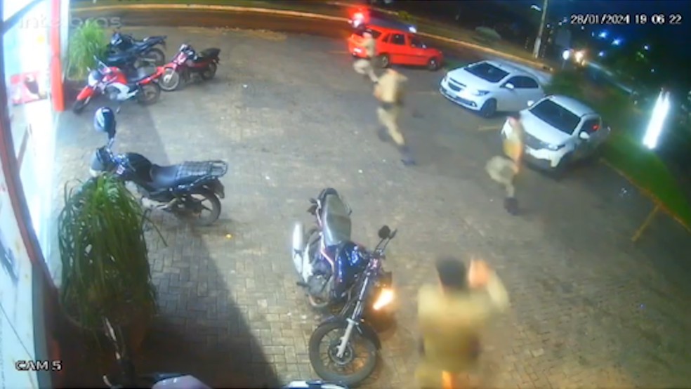 Momento em que policias perseguem suspeito — Foto: Reprodução