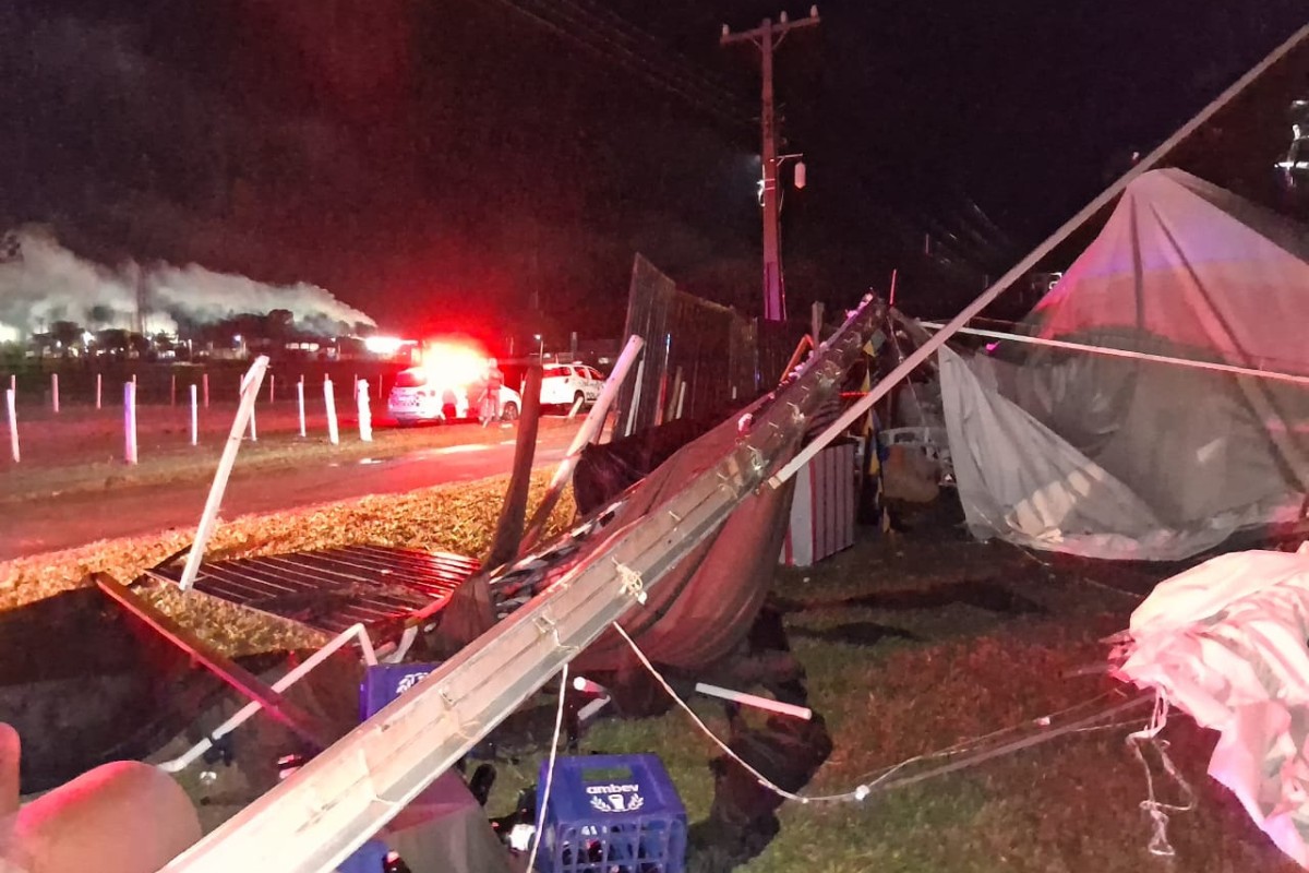 Estrutura de festa universitária desaba durante temporal e deixa vítimas; polícia confirma uma morte