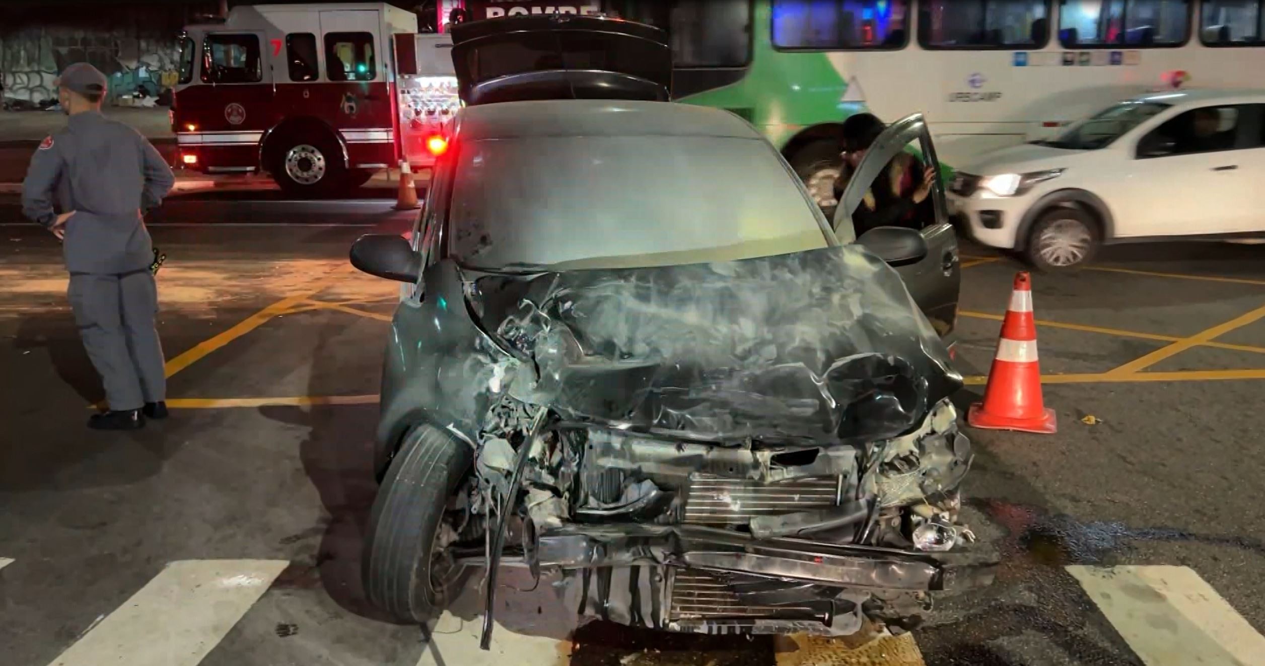 Acidente entre carro e ônibus interdita Avenida Aquidabã, em Campinas