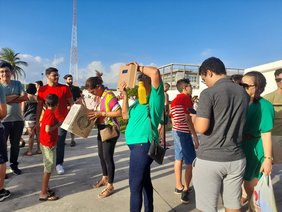 Eclipse Solar Anular: populares aguardam no Complexo Cultural Rampa, Natal-RN — Foto: Vanessa Camilo / Inter TV Cabugi