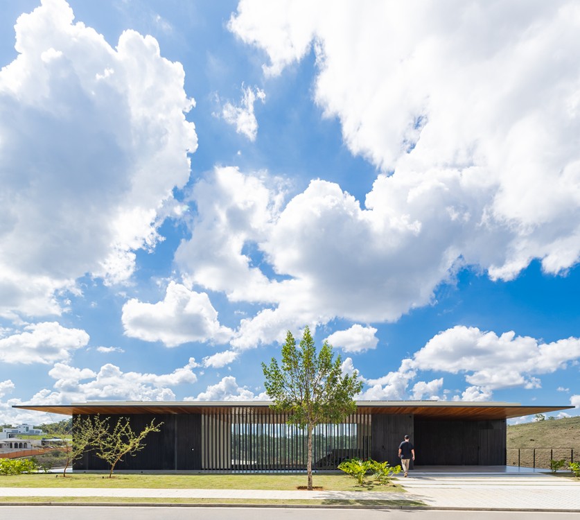 Planta em “U”, brises e beirais: a arquitetura que protege, ventila e integra