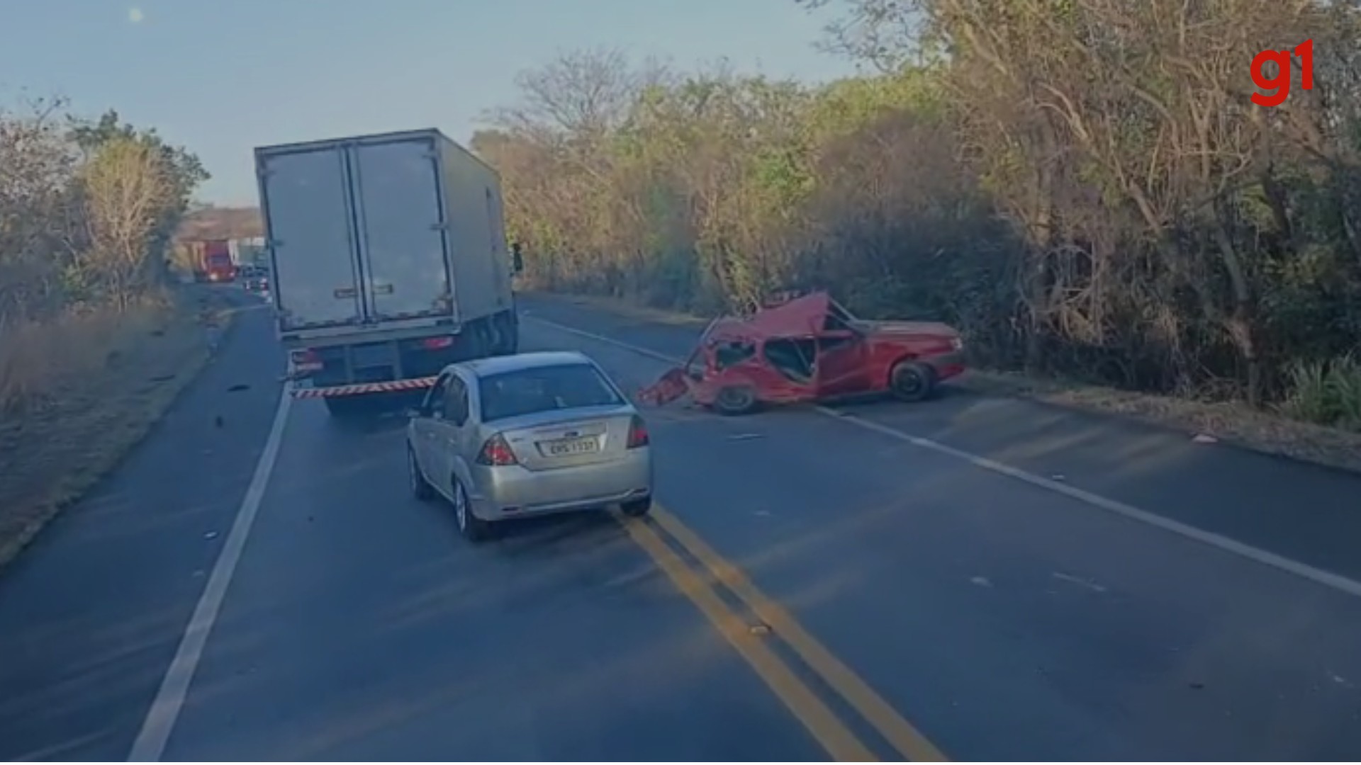 Enfermeira morre em acidente entre carro e carreta na BR-135, em Engenheiro Navarro