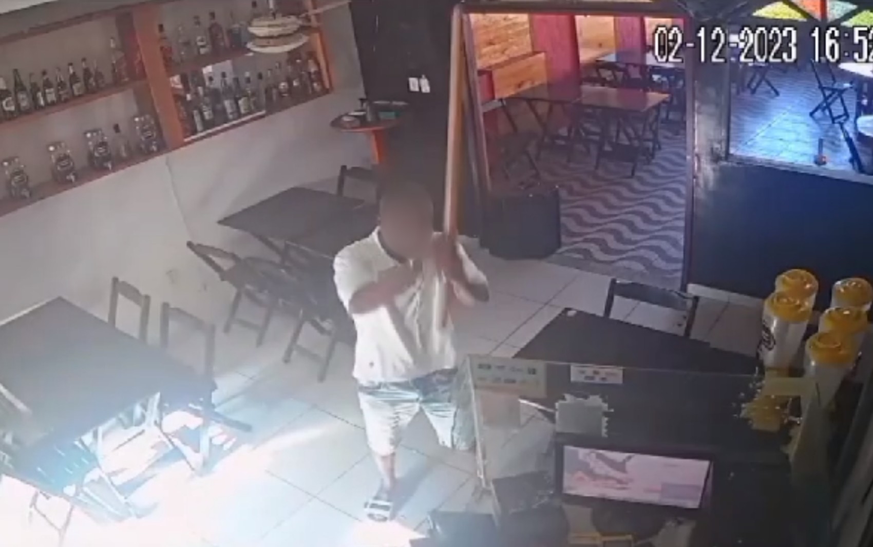 Homem se recusa a pagar conta de bar e quebra bebidas do estabelecimento com pauladas em Salvador