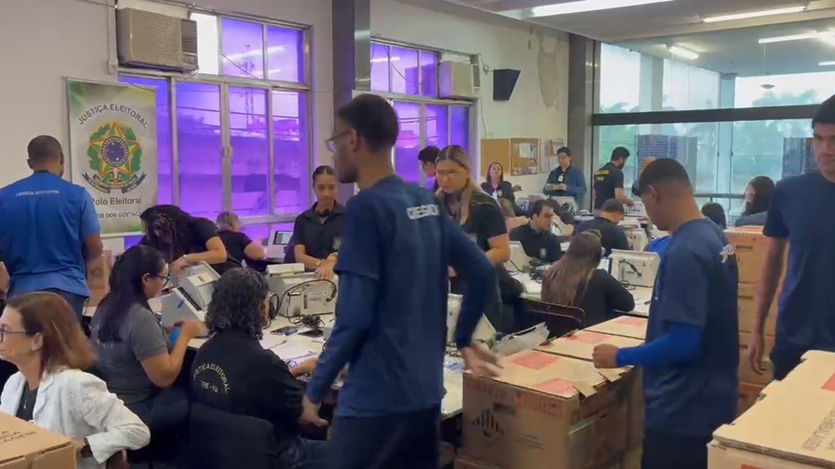 Urnas eletrônicas passam por preparação antes das eleições em Campos