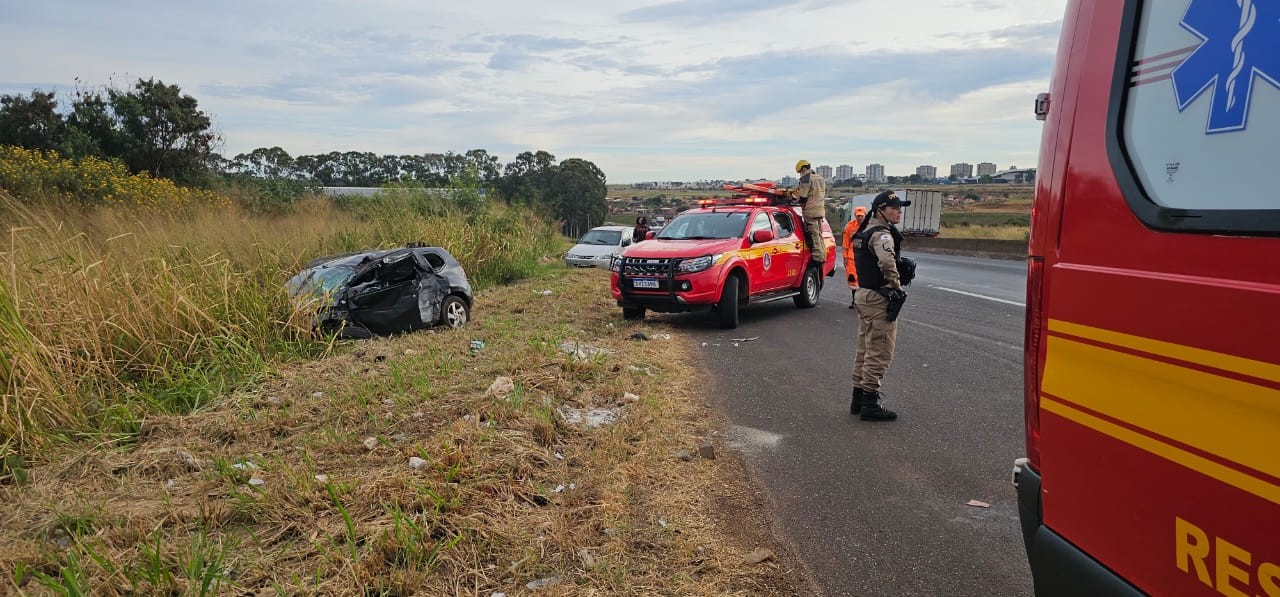 Motorista se assusta com mureta que divide pistas na BR-050 e bate em bitrem próximo ao Parque do Sabiá em Uberlândia