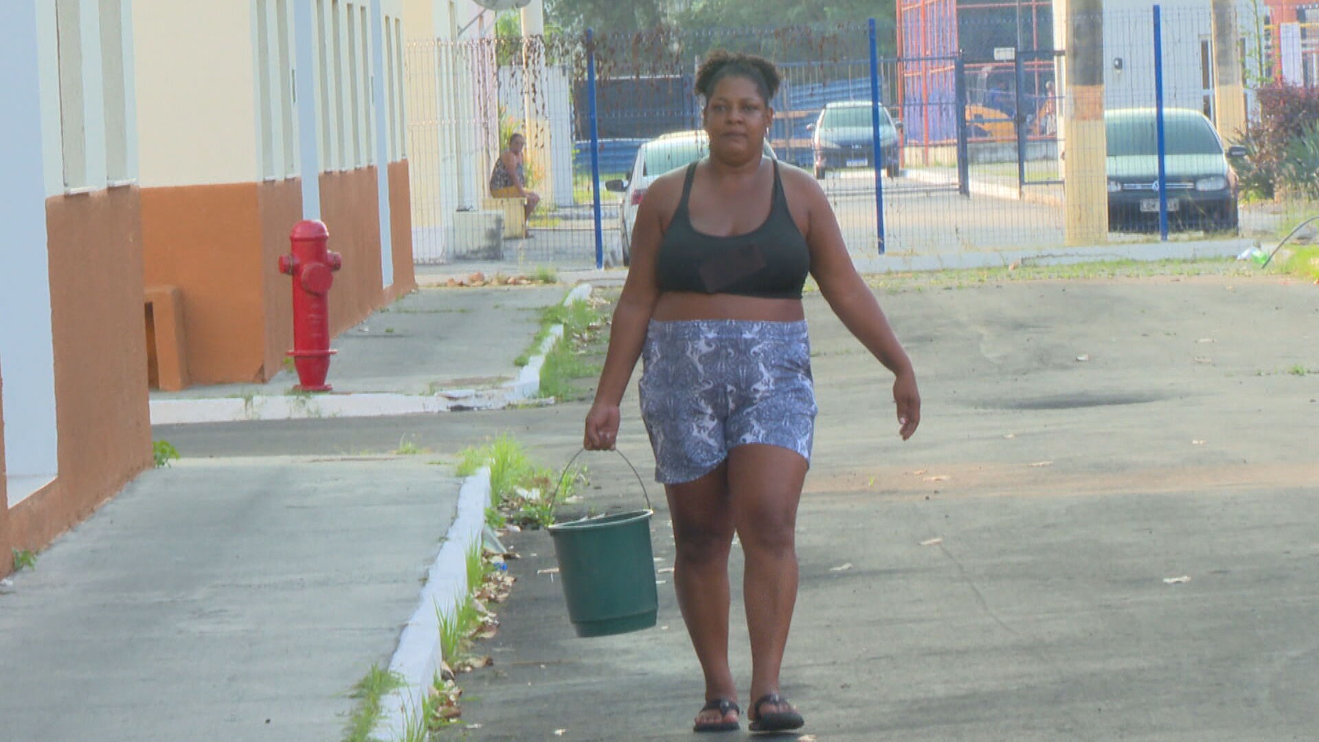 Após 13 anos, condomínio com mais de 100 casas é entregue sem água e luz em Queimados