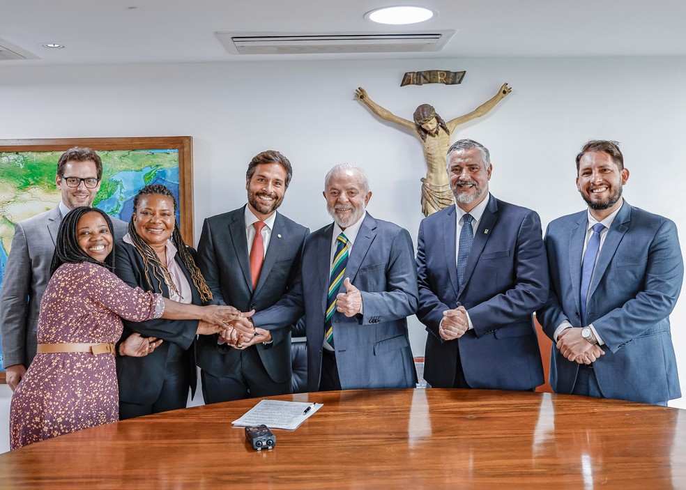O presidente Lula e os ministros Margareth Menezes (Cultura) e Paulo Pimenta (Secretaria de Comunicação) durante a sanção de leis do audiovisual — Foto: Ricardo Stuckert/Presidência da República