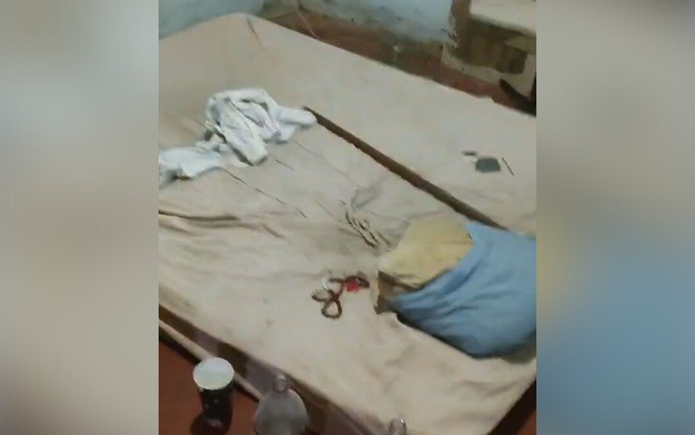 Cama de casa onde mulher foi estuprada pelo namorado e dois amigos dele, em Anápolis, Goiás — Foto: Reprodução/TV Anhanguera