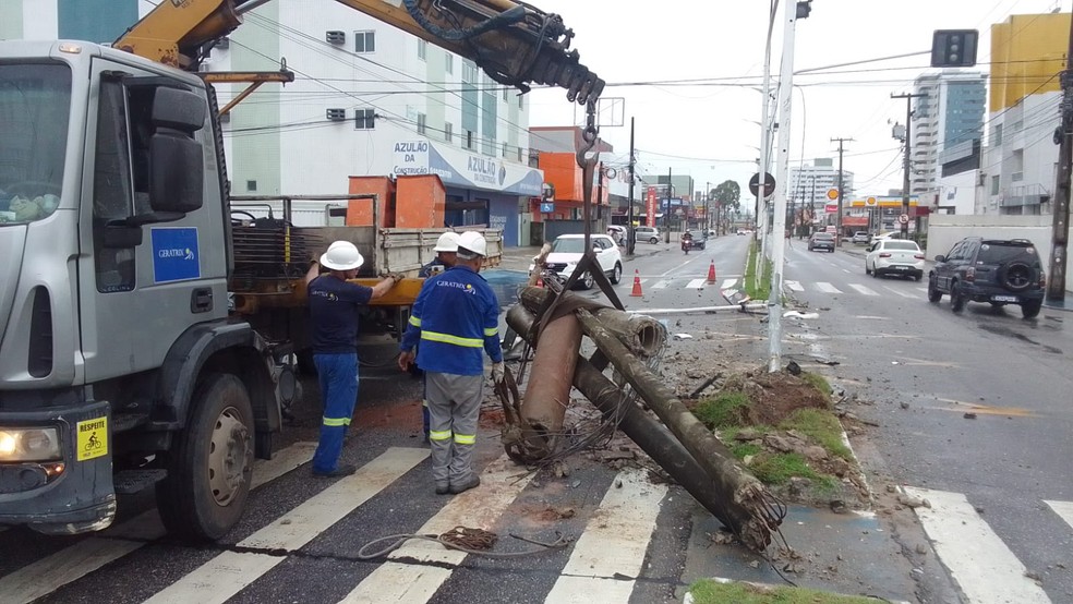 Colisão deixou um poste e um semáforo destruído — Foto: Semob-JP/Divulgação