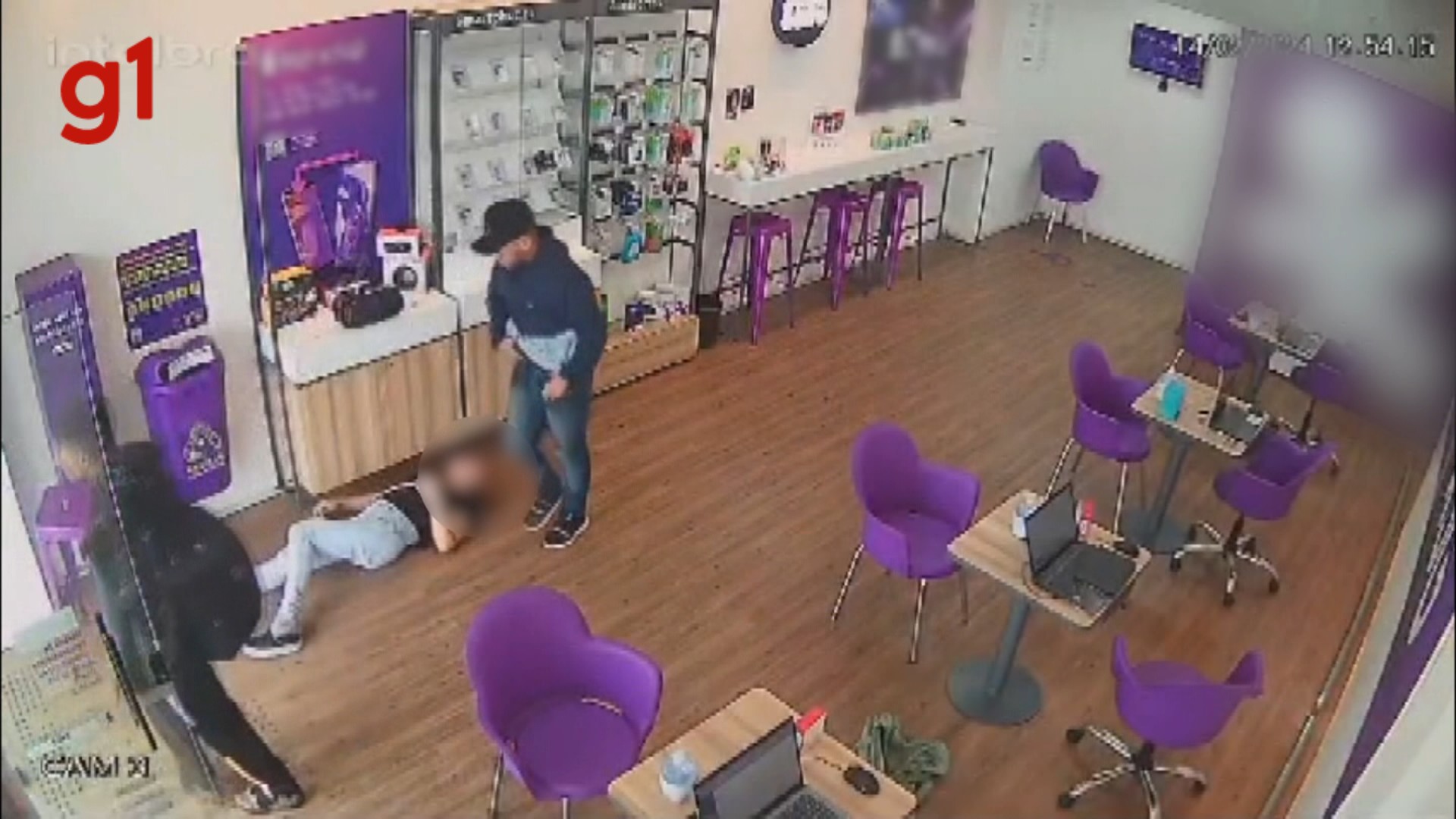 Mulher percebe assalto em loja de celulares, tenta fugir e é arrastada por ladrão em Pinhais; VÍDEO