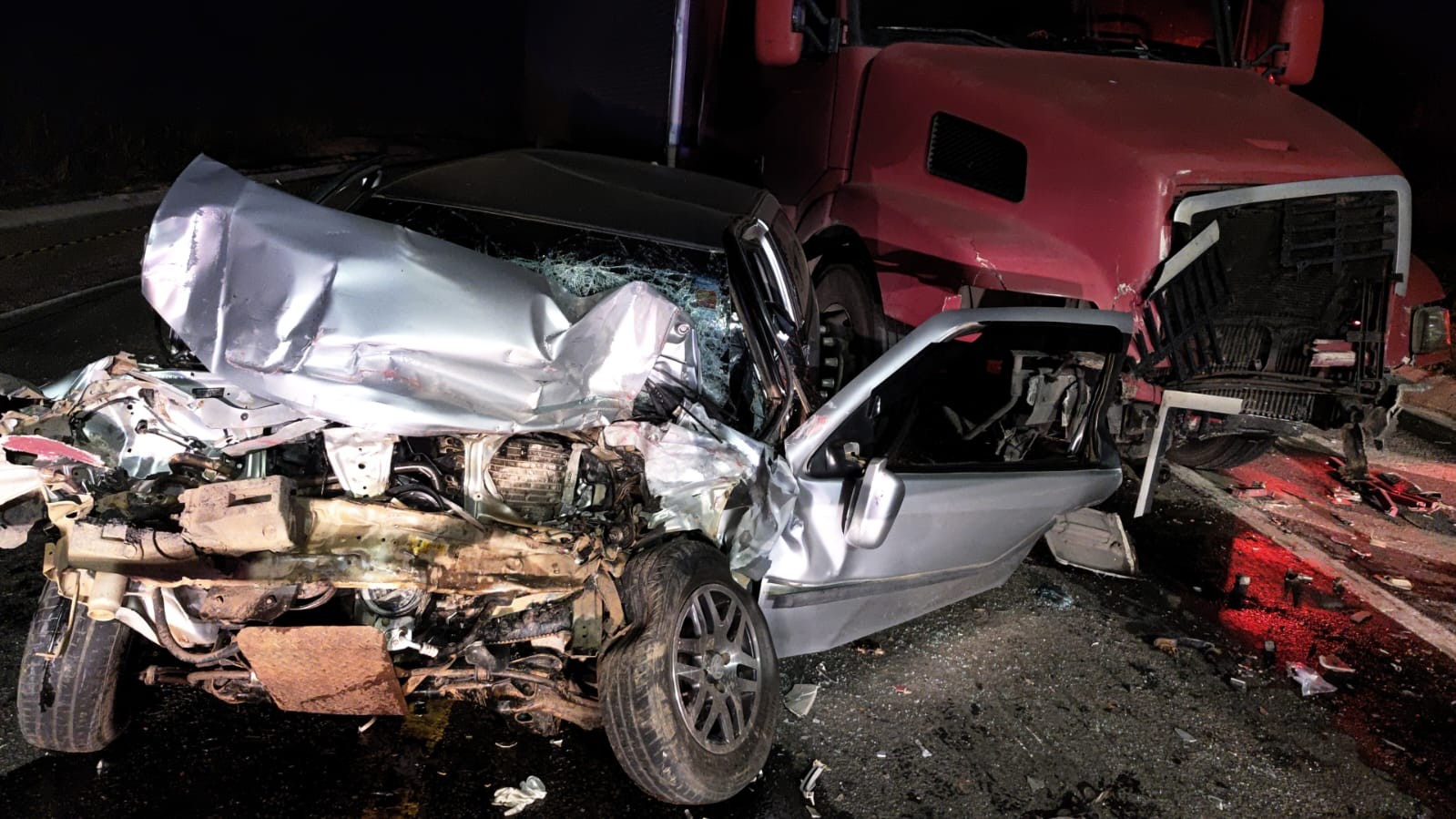 Motorista e passageiro morrem após carro bater de frente com caminhão na BR-116, em Miradouro