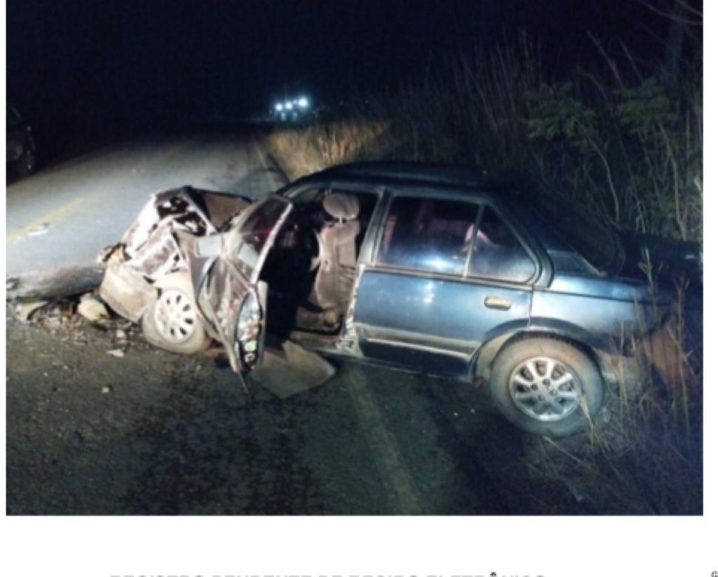 Três pessoas viajavam no segundo carro e foram socorridas pelo Samu — Foto: Polícia Militar/Divulgação