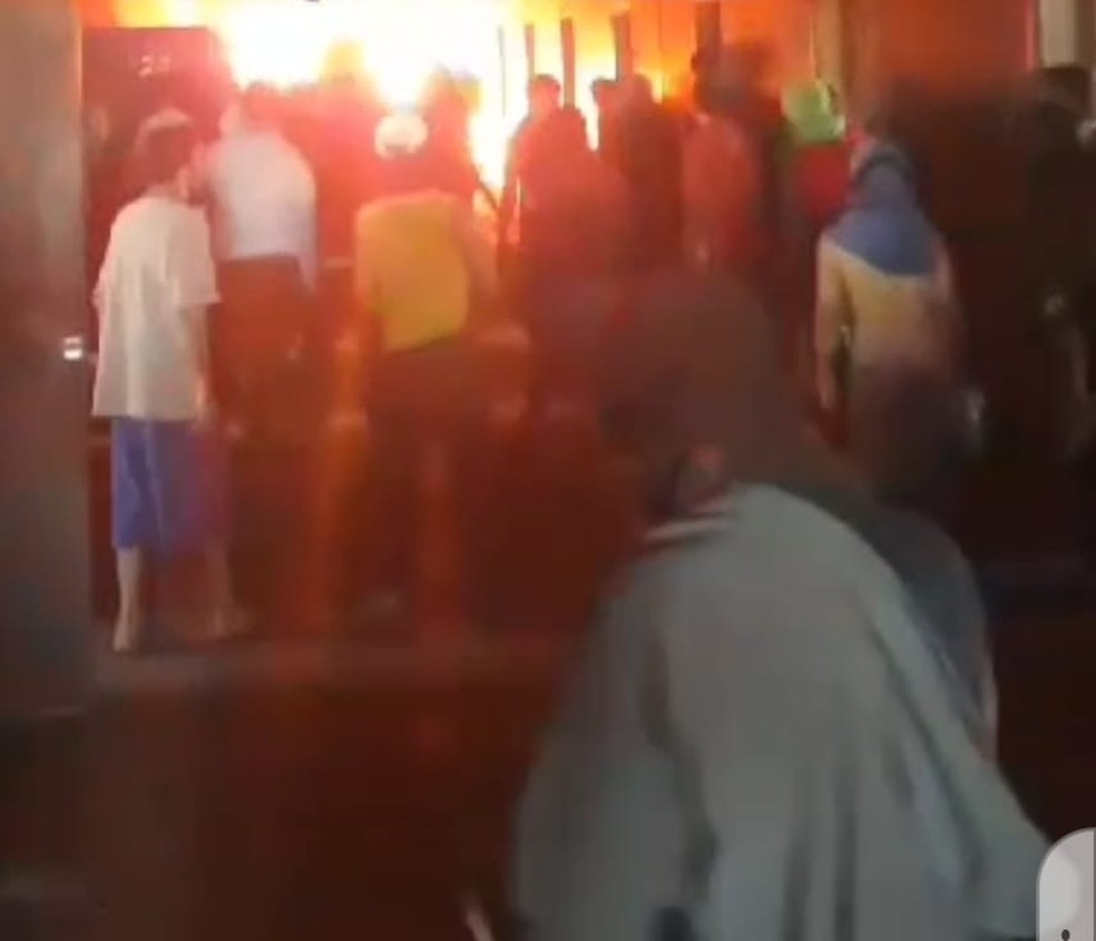 Imagens de dentro do presídio, divulgadas pelos próprios detentos. — Foto: Rádio Império
