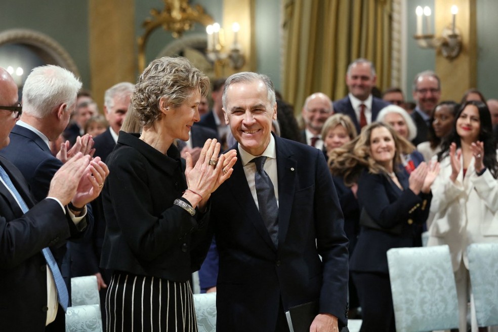 Mark Carney com a primeira-dama, Diana Fox Carney, em sua posse como primeiro-ministro do Canadá — Foto: Dave Chan / AFP
