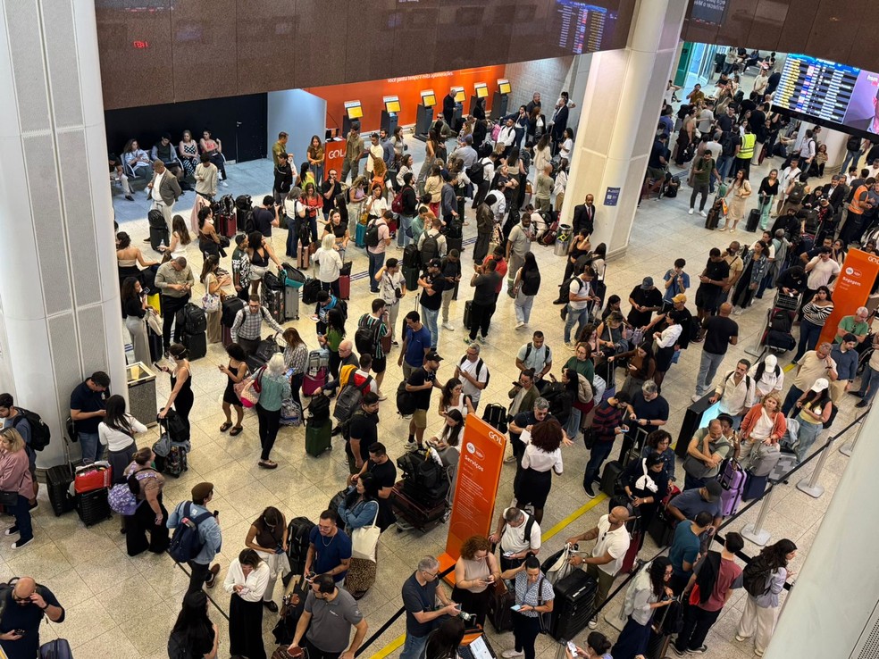 Saguão do Aeroporto Santos Dumont ficou lotado no fim da manhã desta terça (30) — Foto: Rafael Nascimento / g1 Rio
