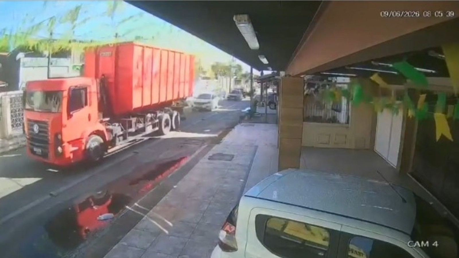 Vídeo: caminhão destrói decoração da Copa do Mundo em rua de Fortaleza e revolta moradores