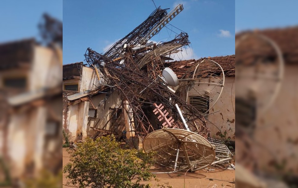 Torre de TV de Pirajuí (SP) cai e deixa cidade sem sinal de televisão — Foto: Reprodução