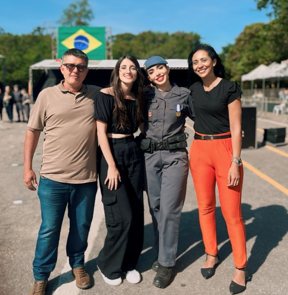 Letícia e familiares no dia da formatura da Polícia Militar — Foto: Redes Sociais/Letícia De Brito