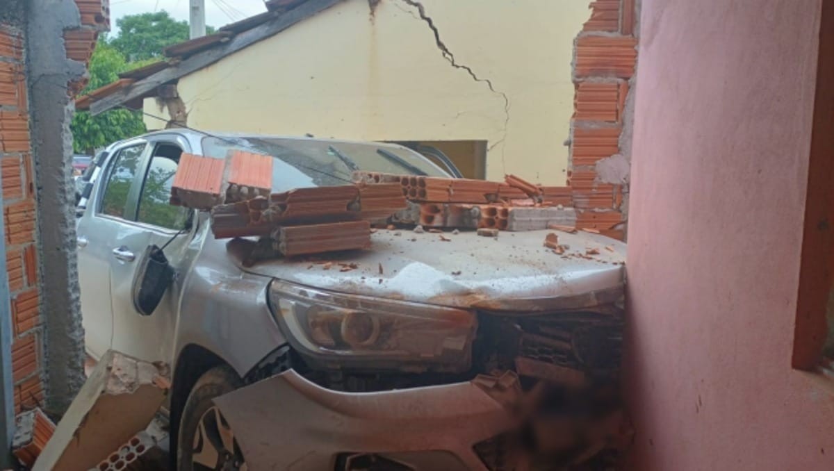 Idoso fica gravemente ferido após ter casa invadida por caminhonete em Pintópolis