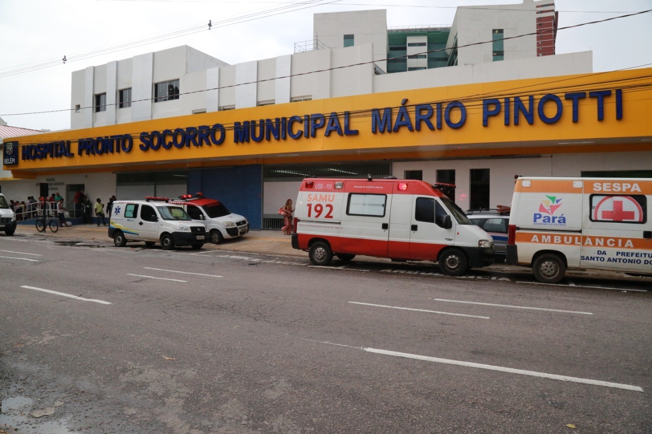 Servidores da saúde protestam em frente ao 'PSM da 14', em Belém