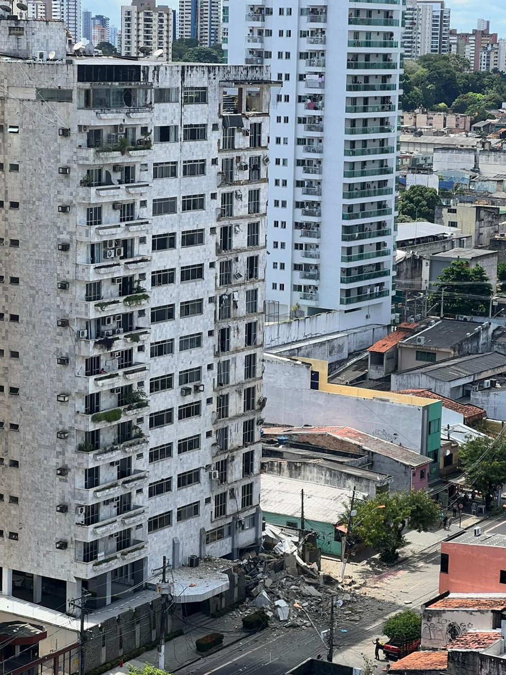 Sacadas de edifício desabam na Cremação, em Belém. — Foto: Reprodução / Redes sociais