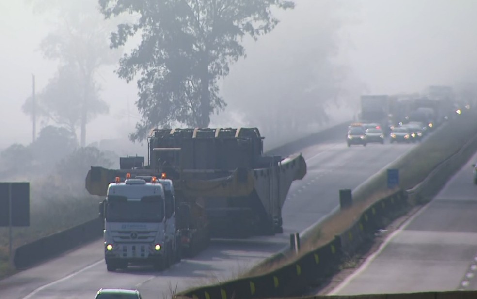 Transporte de carga de transformador elétrico gigante deixa trânsito lento e requer atenção de motoristas na Fernão Dias — Foto: Reprodução EPTV