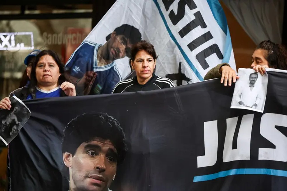 Fãs de Diego Maradona na porta do tribunal — Foto: REUTERS via BBC