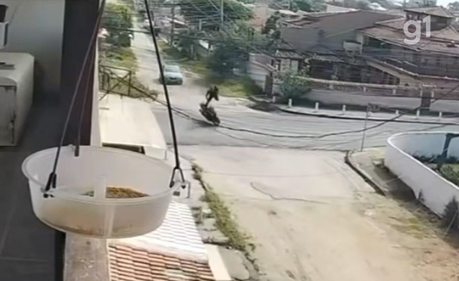 Motociclista é arremessado de moto ao tentar fugir da PM no RJ; vídeo flagra perseguição  