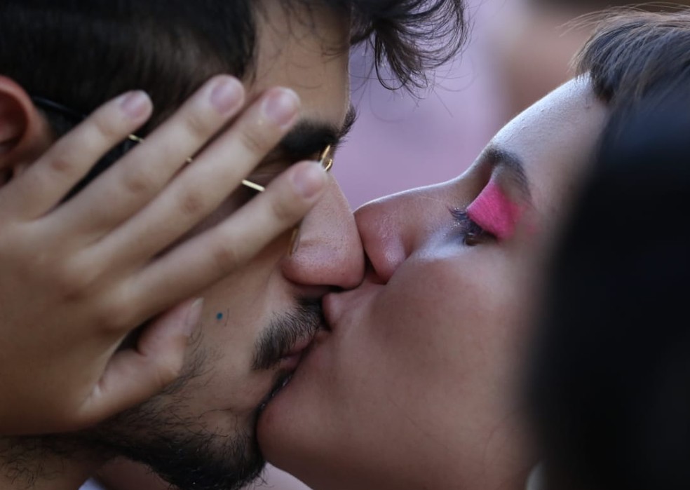 O beijo na boca pode transmitir doença? - Quora