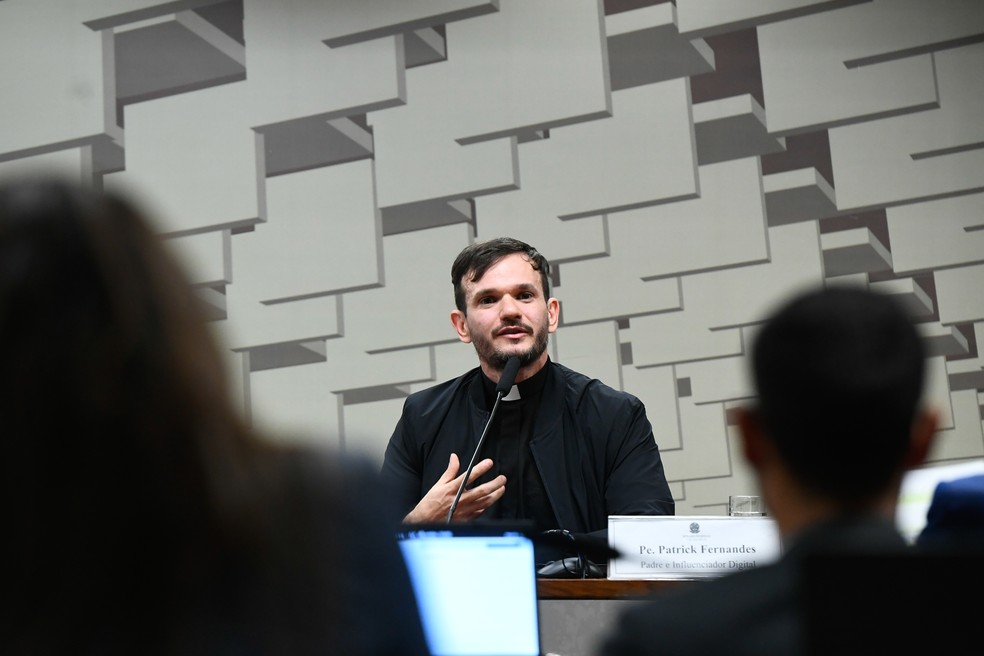 Padre e influenciador digital Patrick Fernandes em pronunciamento à mesa na CPI das Bets. — Foto: Carlos Moura/Agência Senado