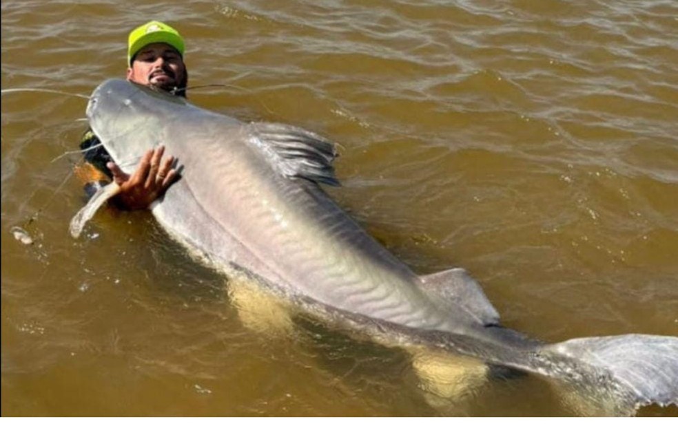Wesley Silva, guia turístico do Araguaia, com a Piraíba capturada — Foto: Wesley Silva/Arquivo Pessoal