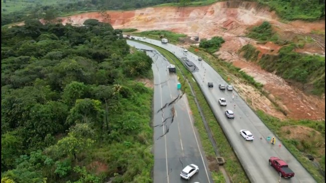 Pista em São Miguel dos Campos racha por causa das chuvas