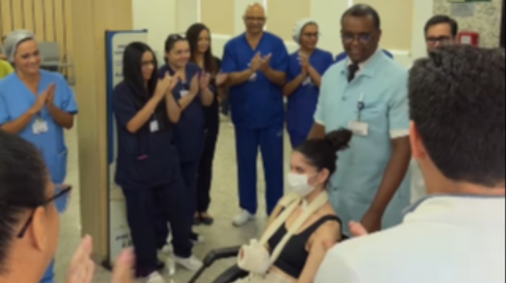 Alana deixa o hospital sob aplausos da equipe — Foto: Reprodução
