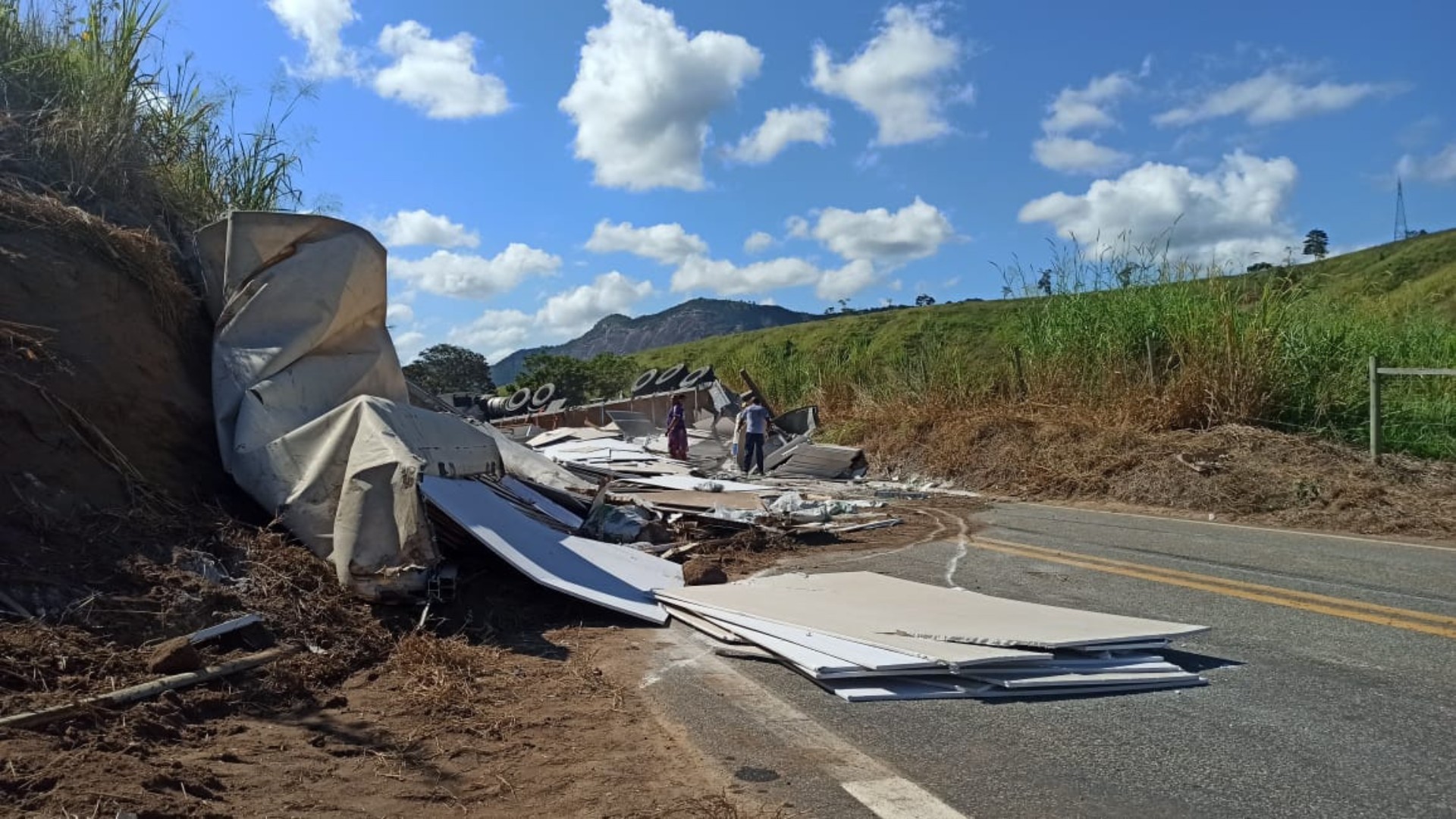 Caminhão carregado de placas de gesso tomba e interdita MGC-381 em Divino das Laranjeiras