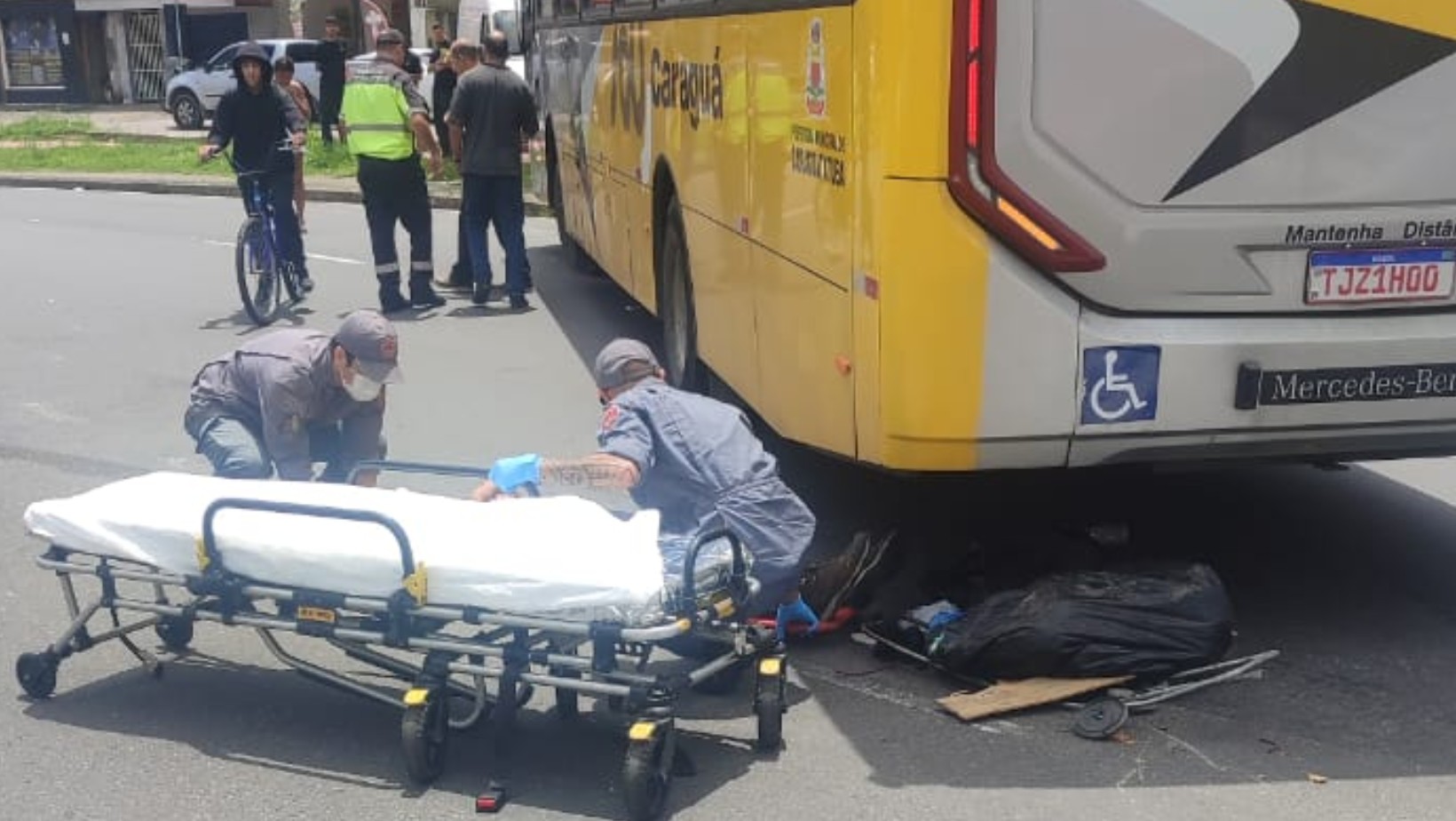 Homem em situação de rua fica ferido após ser atropelado por ônibus em Caraguatatuba, SP