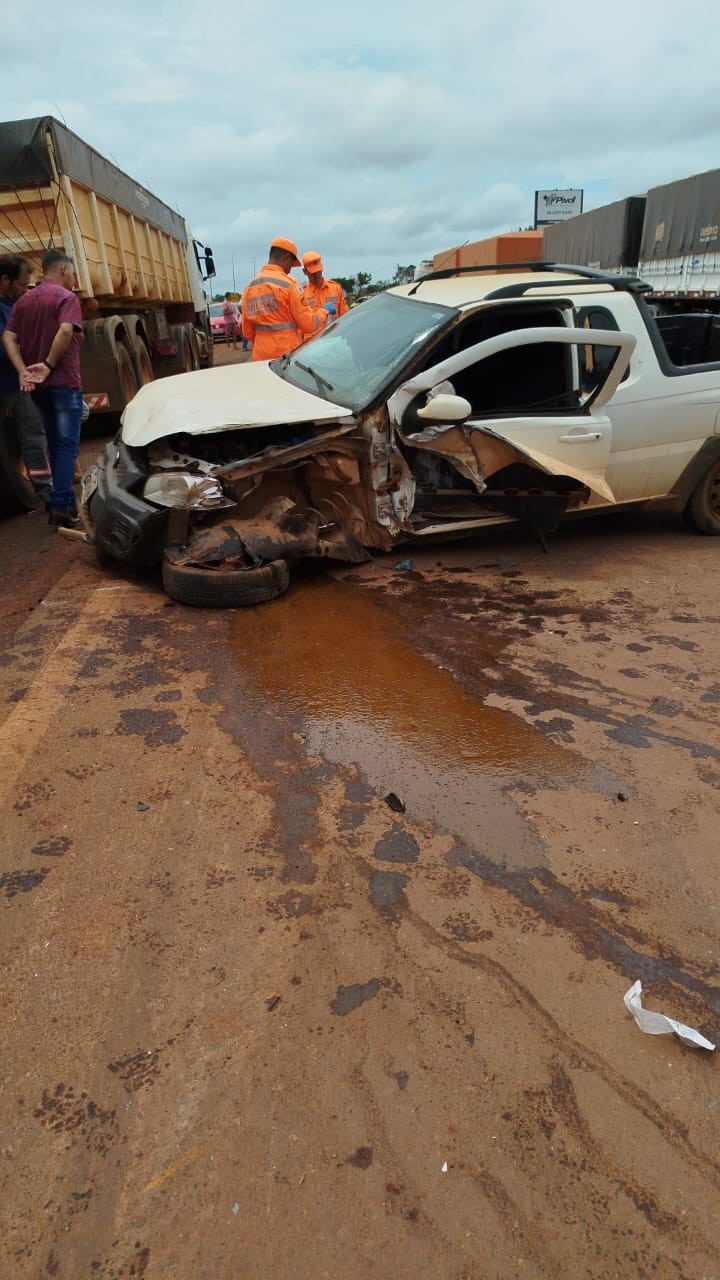 Motorista fica ferida ao bater carro em carreta estacionada às margens da BR-251