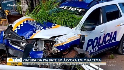 Policiais militares batem viatura em árvore e são socorridos pelos bombeiros