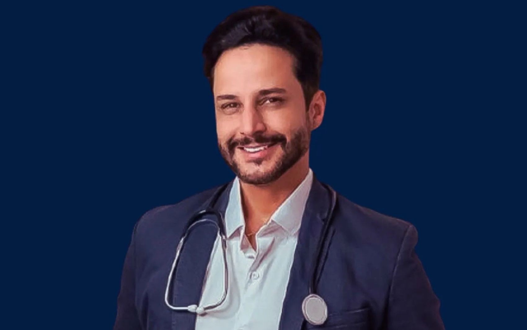 Falso médico é preso suspeito de causar lesão grave a paciente e vender cursos estéticos, diz polícia