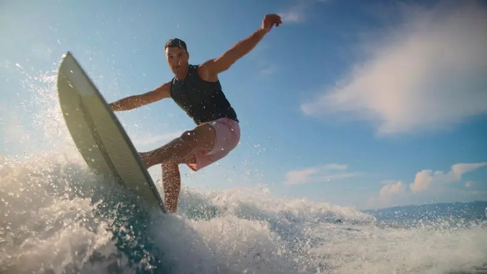 Tom Vanderbilt aprendeu a surfar com quase 40 anos — Foto: Getty Images/BBC