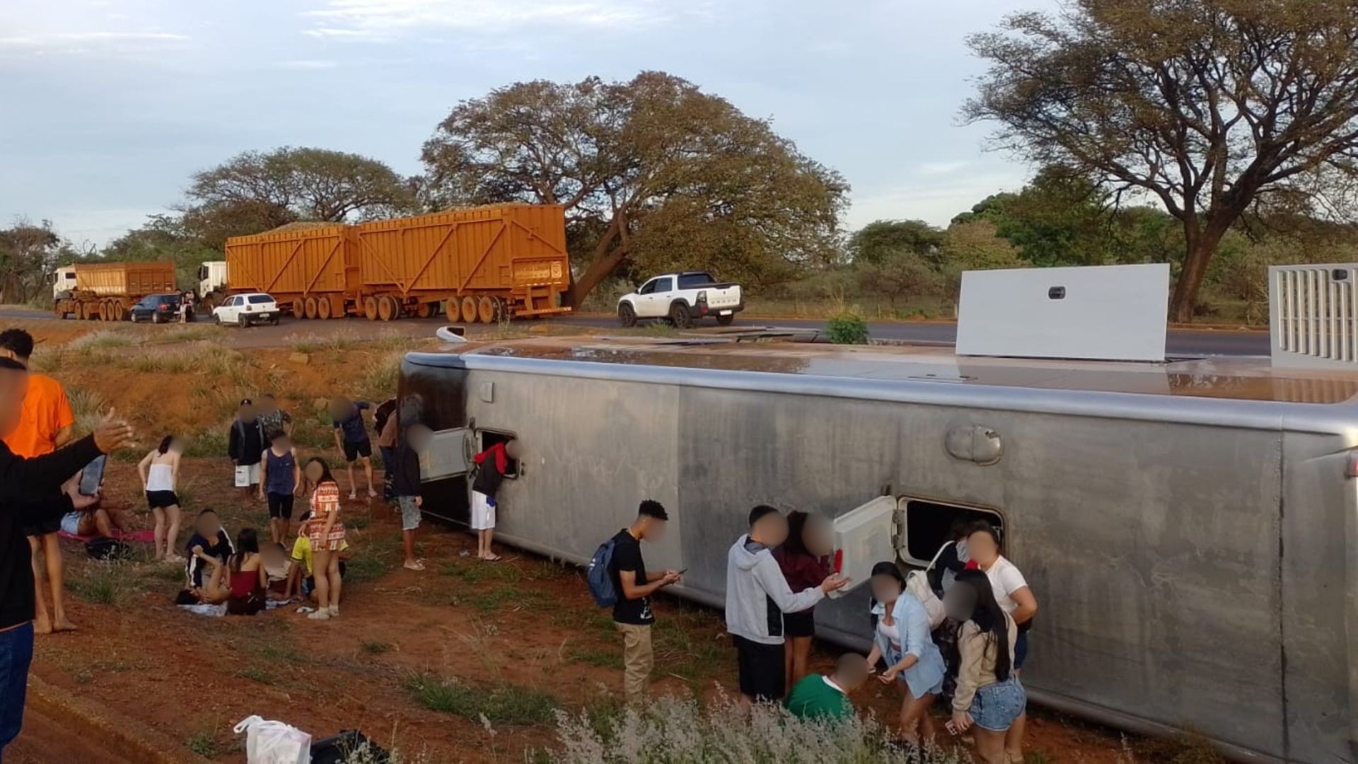 Ônibus de turismo tomba durante excursão para clube e deixa sete feridos em Uberaba