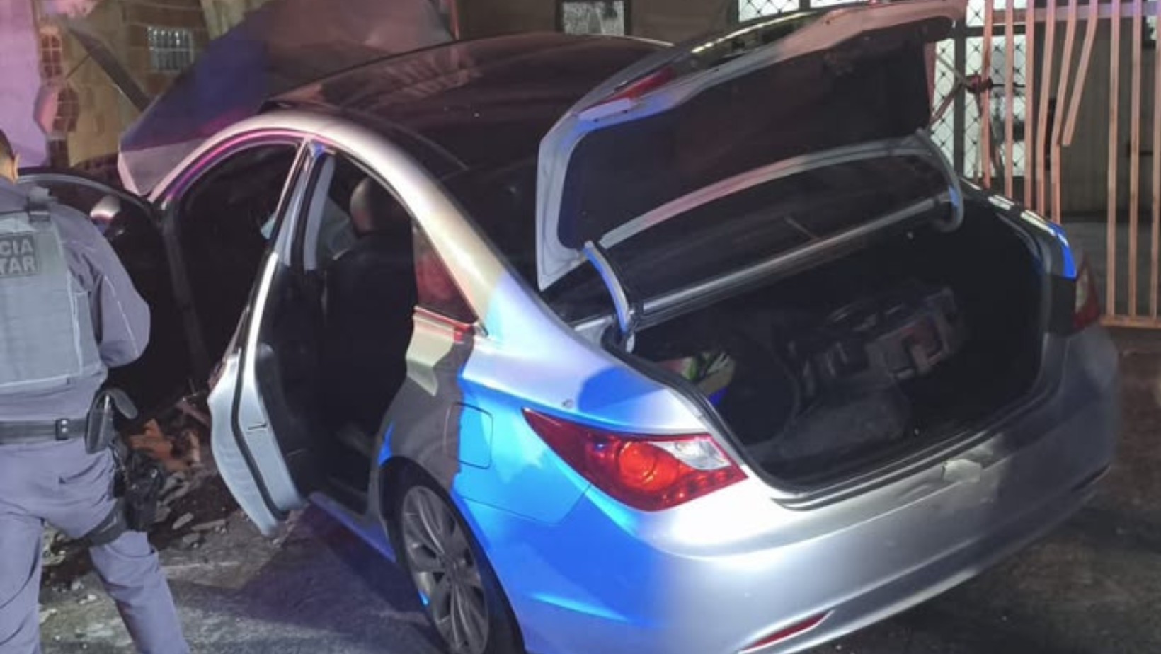Mulher é presa por embriaguez ao volante após fugir da PM e bater carro em muro de casa em São José