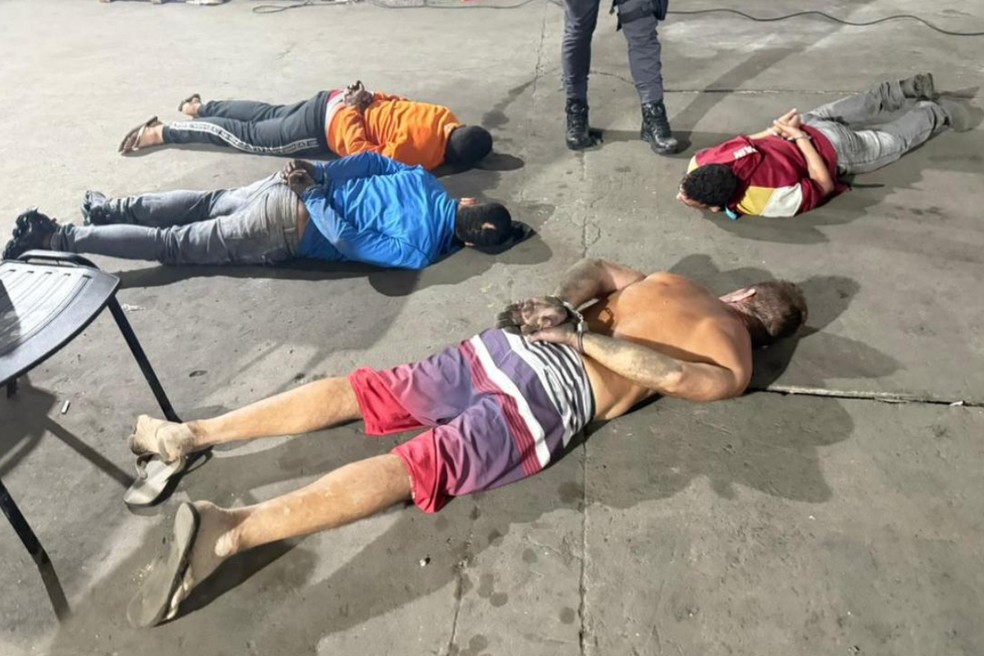 Quadrilha foi presa por roubar carga de bacalhau internacional avaliada em quase R$ 1,8 milhão no litoral de SP — Foto: Polícia Civil