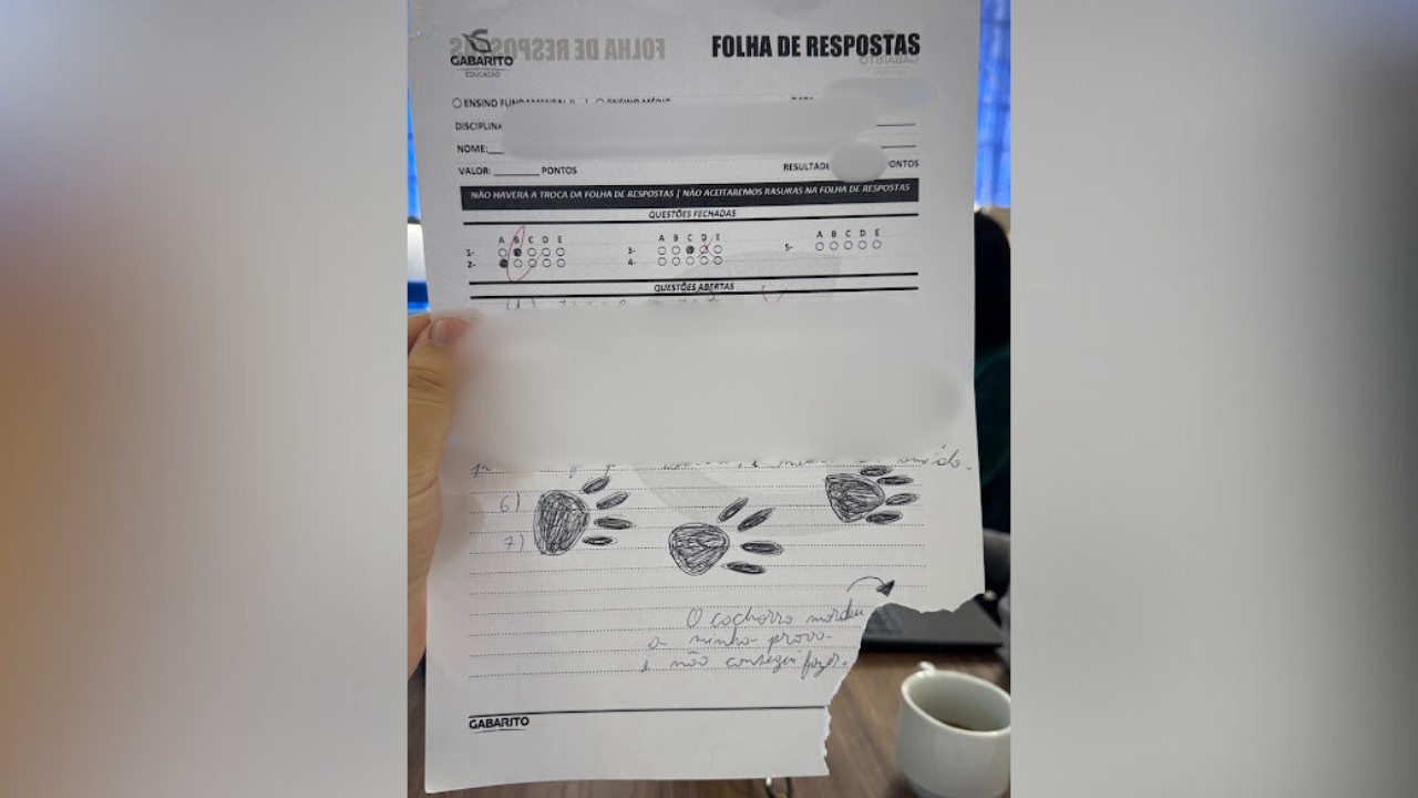 Aluno morde a própria prova para justificar que não pôde responder à questão — Foto: Arquivo pessoal/Reprodução