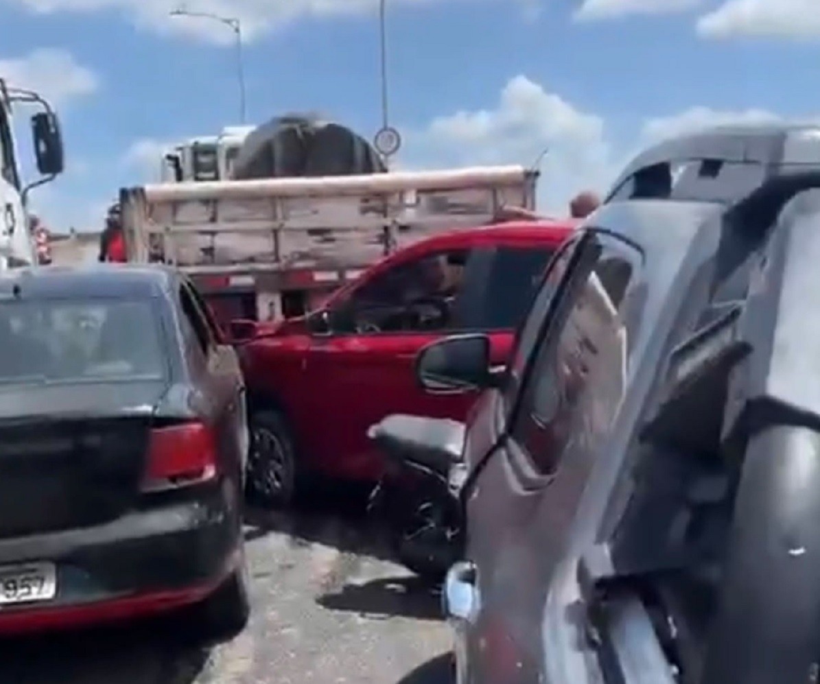 Carreta desce de ré, atinge veículos e causa engavetamento no elevado do Entroncamento, em Belém